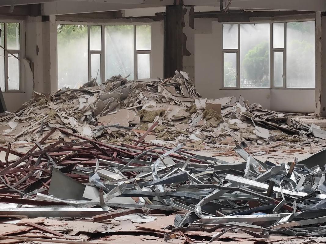 莱山家装砸墙莫大意 莱山区规范施工守护居住安全底线/>
<blockquote class=